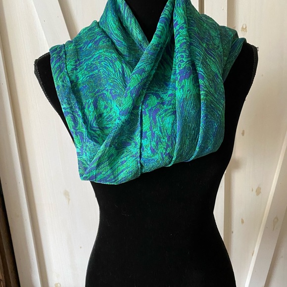 Women’s Scarf - Picture 1 of 4